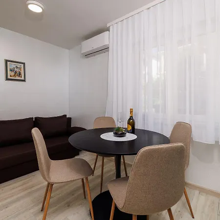 Apartamento Traumhaftes Direkt An Der Strandpromenade Mit Vielen Palmen