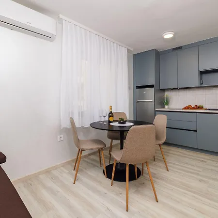 Traumhaftes Direkt An Der Strandpromenade Mit Vielen Palmen