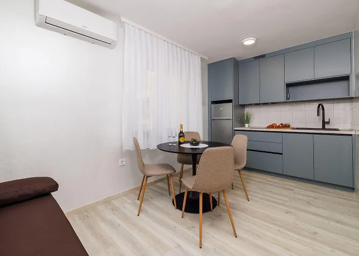 Traumhaftes Direkt An Der Strandpromenade Mit Vielen Palmen