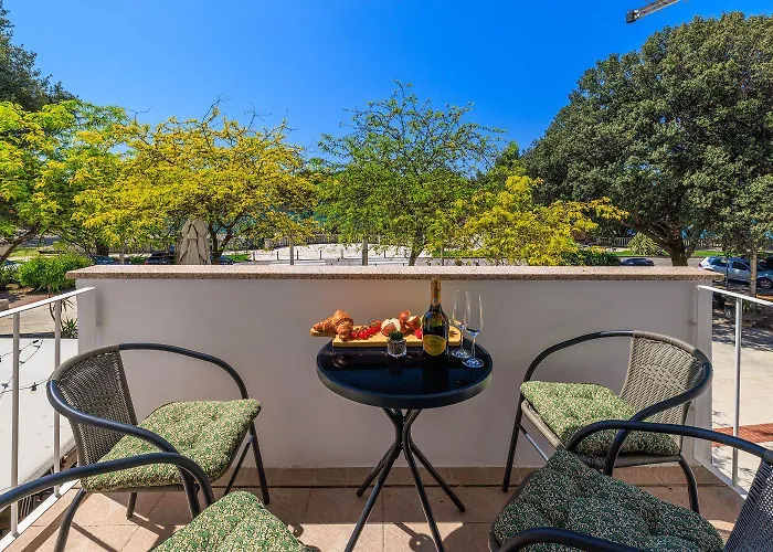 Traumhaftes Direkt An Der Strandpromenade Mit Vielen Palmen